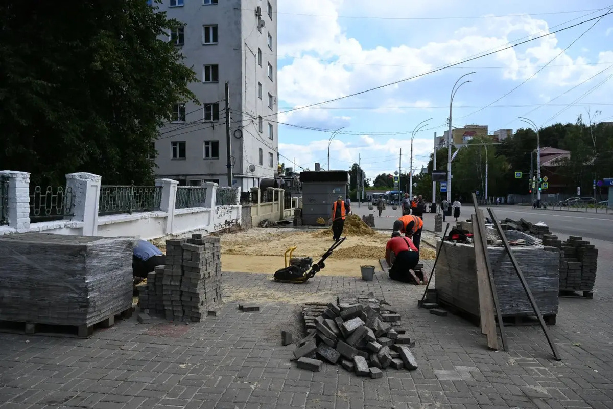 В Тамбове на Советской восстанавливают тротуар после сноса незаконного киоска