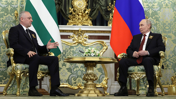 Путин поздравил президента Абхазии с Днем признания независимости