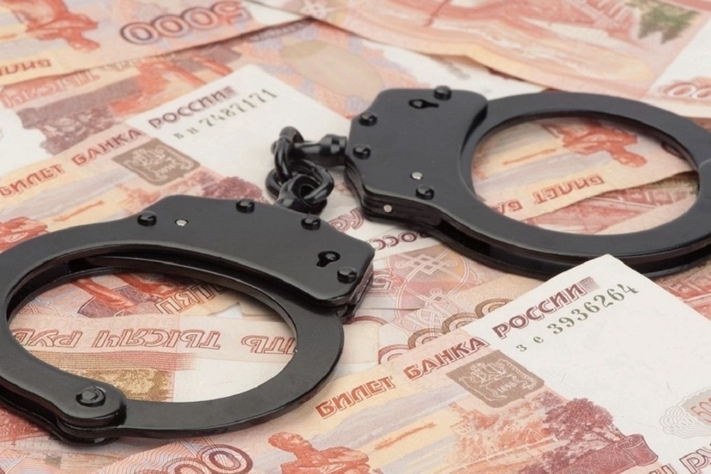 В Вязьме ранее судимая женщина подозревается в краже 34 000 рублей