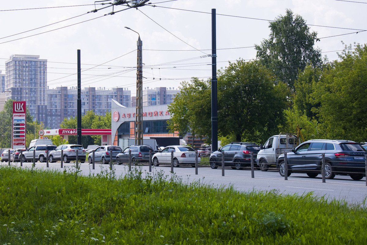 На челябинских АЗС чуть «подмерзли» цены на популярный бензин
