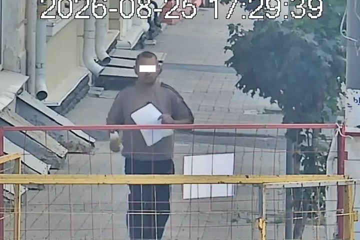 Мэр Курска предупредил о наказании за расклейку объявлений в неположенных местах