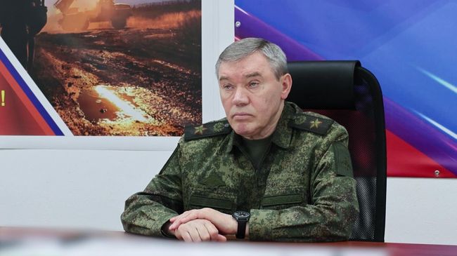 ВС России наступают на всех направлениях СВО, заявил Герасимов