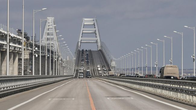 На Крымском мосту возобновили движение