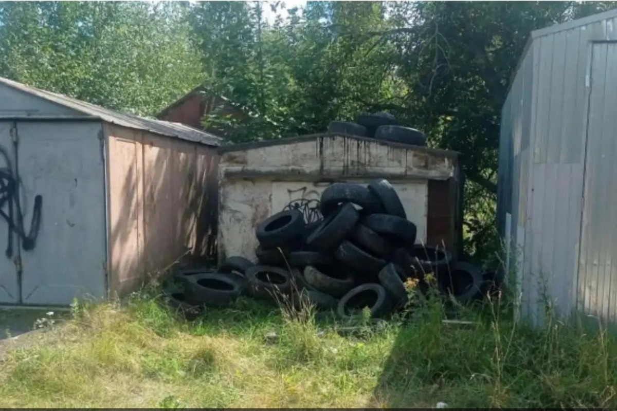 В Приозерске неизвестные устроили свалку автомобильных покрышек у гаражей