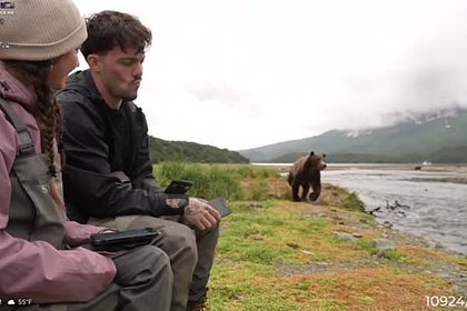 Голодный медведь ворвался в прямой эфир стримеров и сильно напугал их