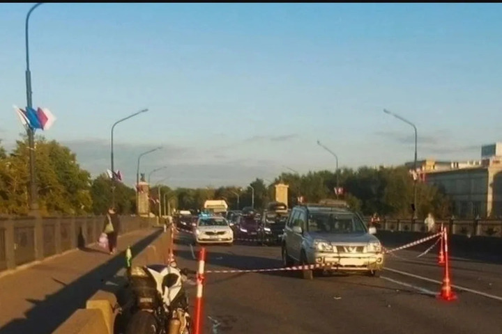 Резвый мотоциклист пострадал в ДТП с иномаркой на мосту в Великом Новгороде