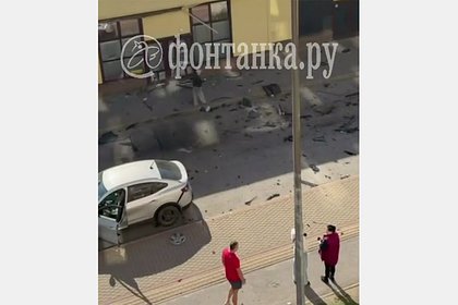 Обстановка на месте взрыва автомобиля военнослужащего в Петербурге попала на видео