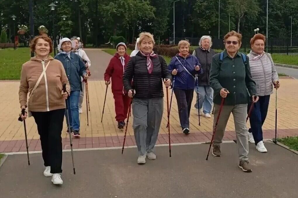 В Чебоксарах пожилые горожане занимаются скандинавской ходьбой