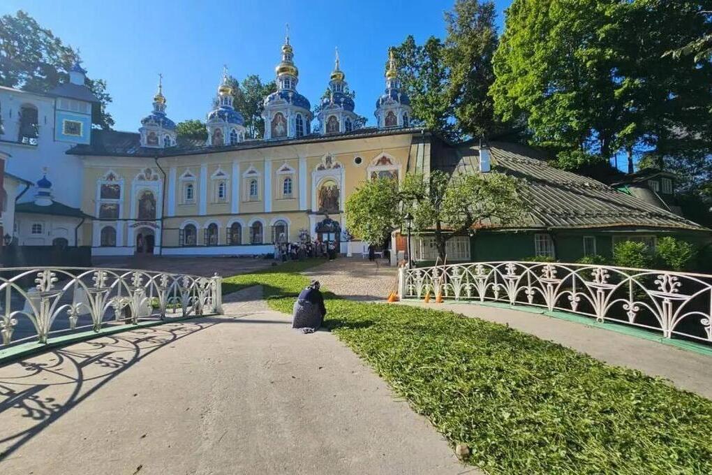 В Псково‑Печерском монастыре создают «живой ковёр» к празднику Успения Пресвятой Богородицы