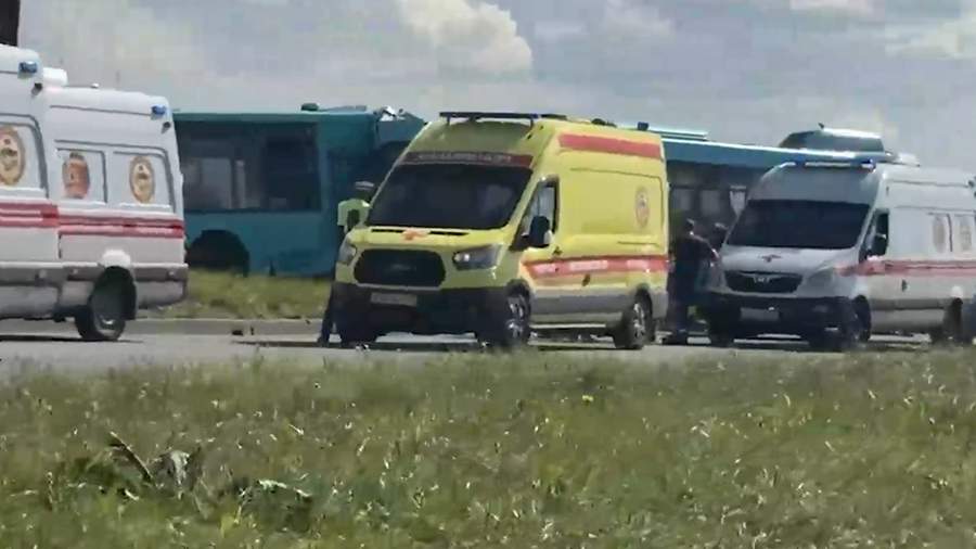 При столкновении двух автобусов в Петербурге пострадали 11 человек