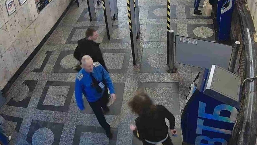 Пьяный мужчина угрожал ножом работникам метро в Петербурге