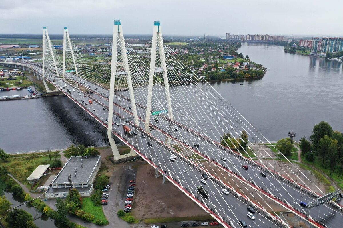На Вантовом мосту в Петербурге завершили ремонт и сняли все ограничения