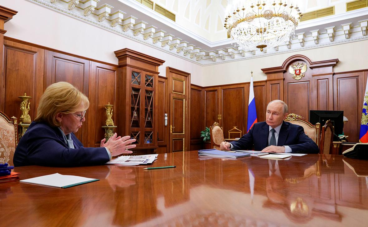 Скворцова рассказала Путину о самодостаточности России в препаратах крови