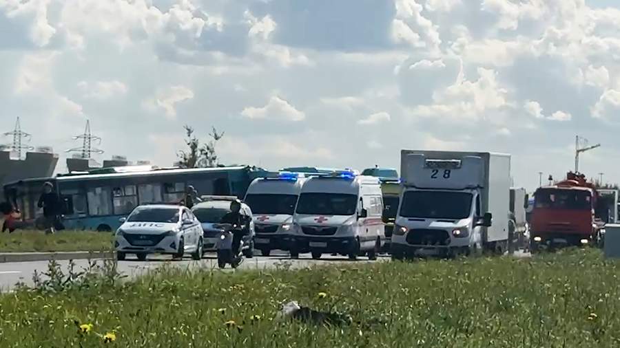 Число пострадавших при столкновении автобусов в Петербурге увеличилось до 12