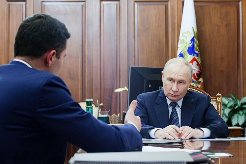 Русские роботы, сервера для ИИ, и железная дорога будущего: Путин заслушал доклад министра промышленности Алиханова