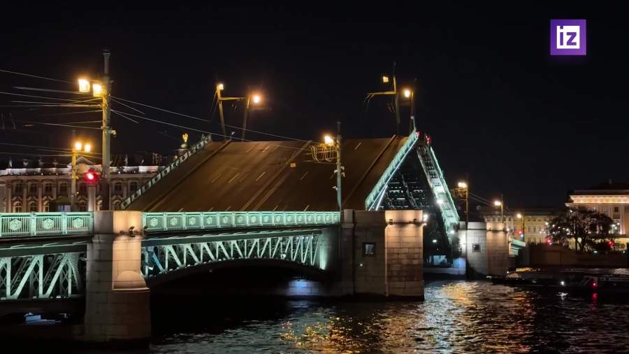 В Петербурге развели Дворцовый мост в честь Дня российского кино