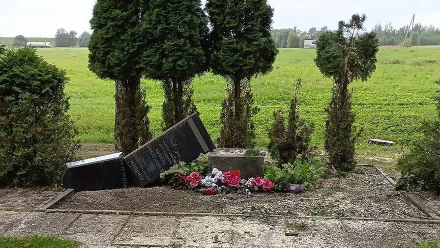В Латвии вандалы сломали памятник советским воинам