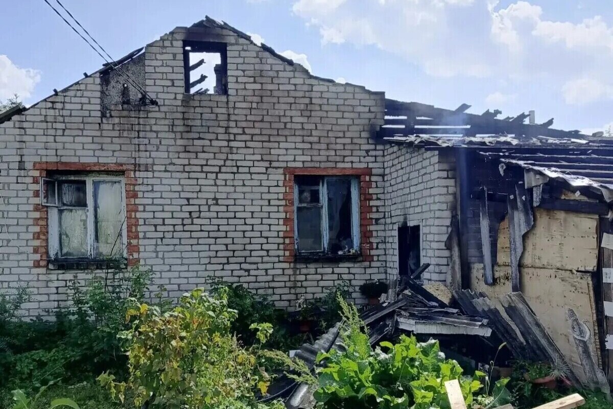 Под Багратионовском пожар уничтожил квартиру и крышу дома