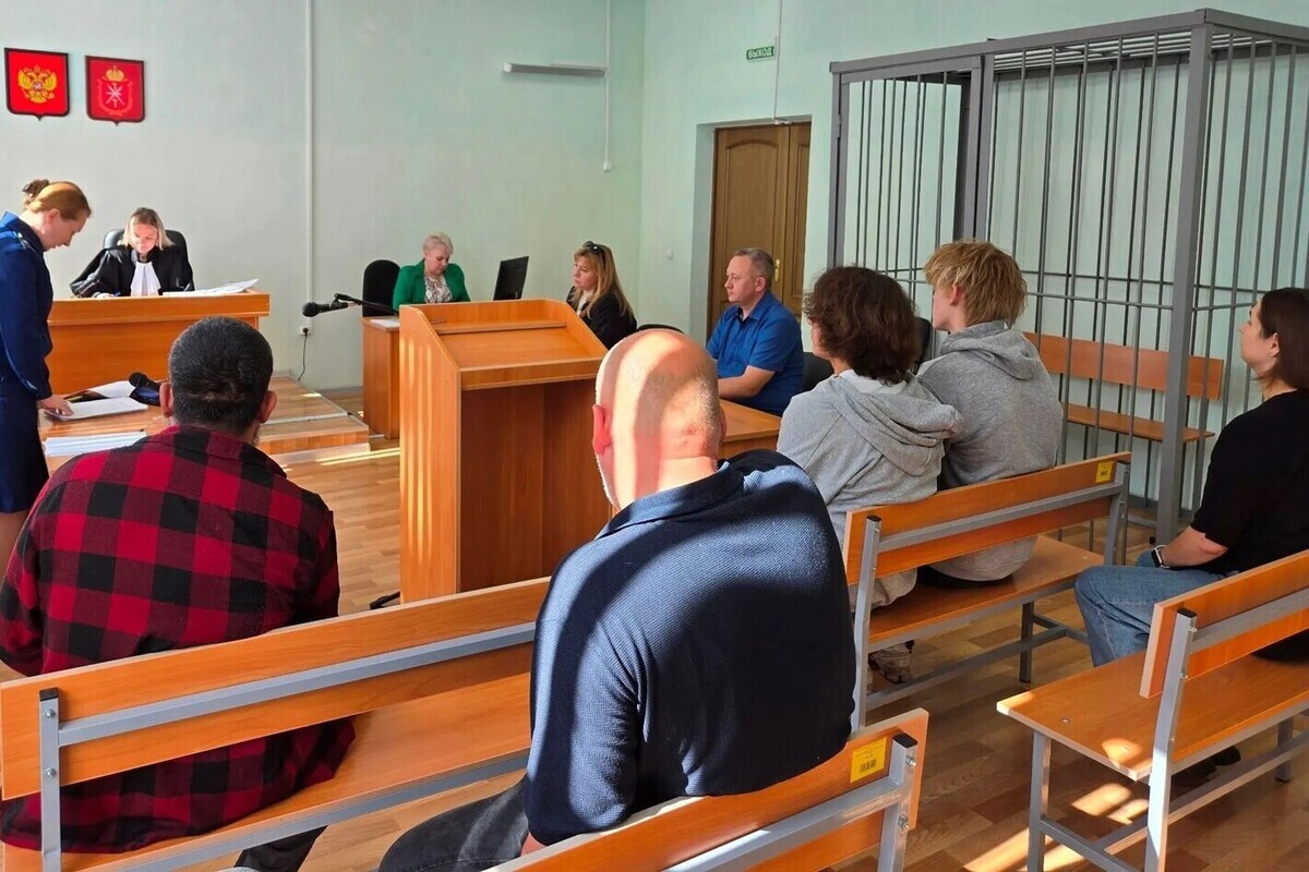 Суд наказал подростков, разбивших стенды в парке Кимовска