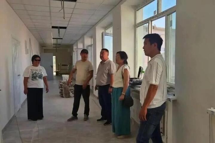 В Малодербетовском районе Калмыкии проверили ход ремонта в сельской школе