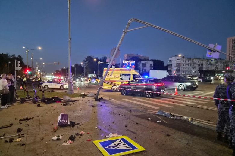 Появились кадры с места ДТП в Москве, где иномарка вылетела на пешеходов
