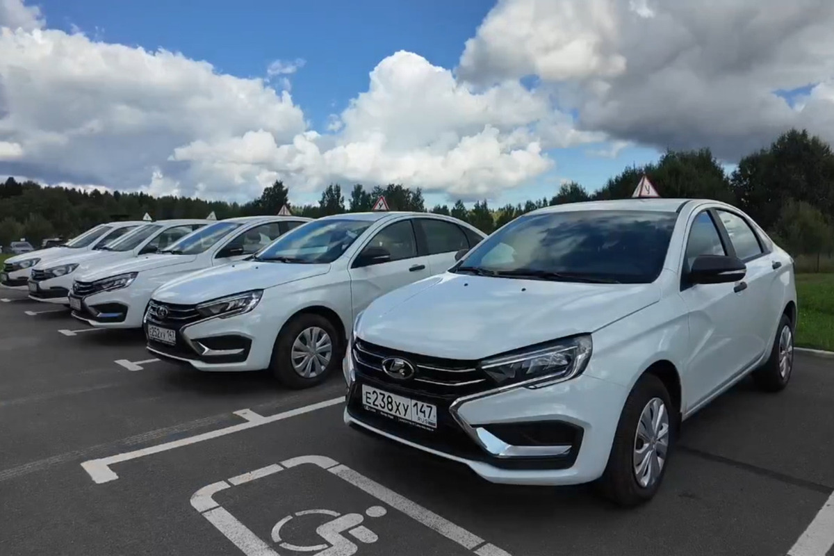 Всеволожский техникум получил 5 автомобилей для обучения ветеранов СВО