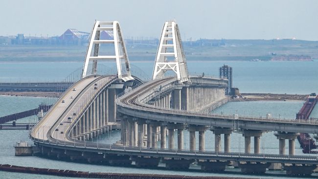 Движение транспорта по Крымскому мосту возобновлено
