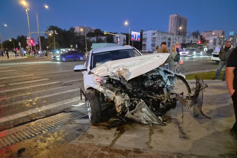 Очевидцы рассказали, кто мог пострадать в жесткой аварии в Москве