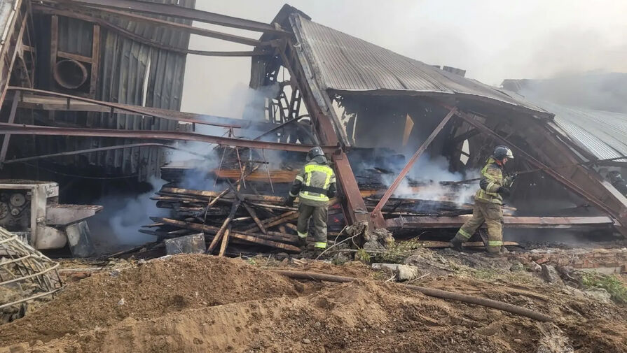 Пожар площадью 1800 "квадратов" произошел в ангаре в Красноярском крае