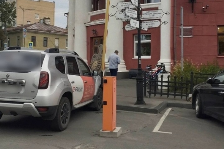 Два шлагбаума и цепь у гостиницы «Северная» в Петрозаводске требуют демонтировать