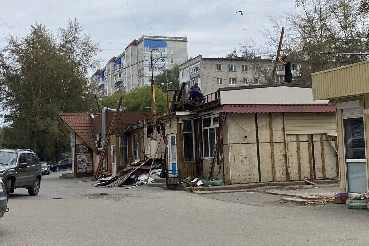На улице Лебедева в Томске сносят незаконный торговый павильон