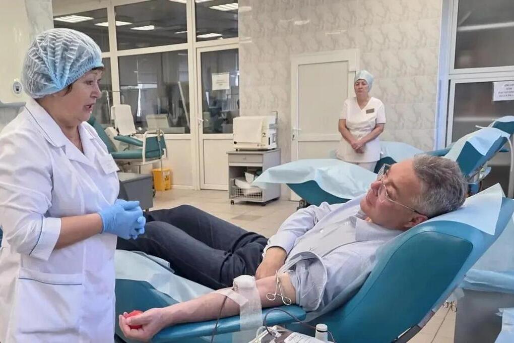 Губернатор Владимир Владимиров сдал кровь и призвал земляков не оставаться в стороне