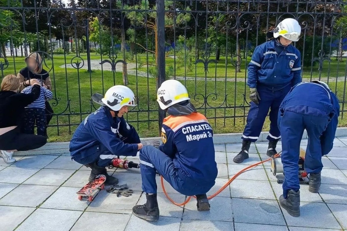 В Йошкар-Оле спасатели помогли застрявшему между прутьями ограды ребенку