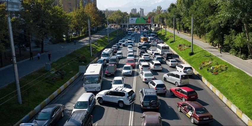 С пробками на трассах Бишкека будет бороться штаб во главе с мэром