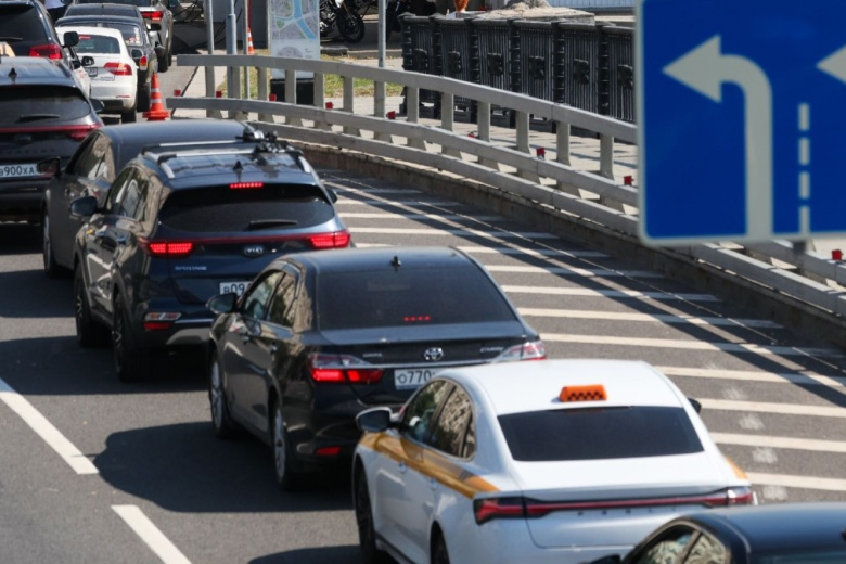 Очередь из автомобилей скопилась перед Крымским мостом