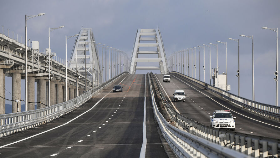 Перед Крымским мостом скопились сотни автомобилей