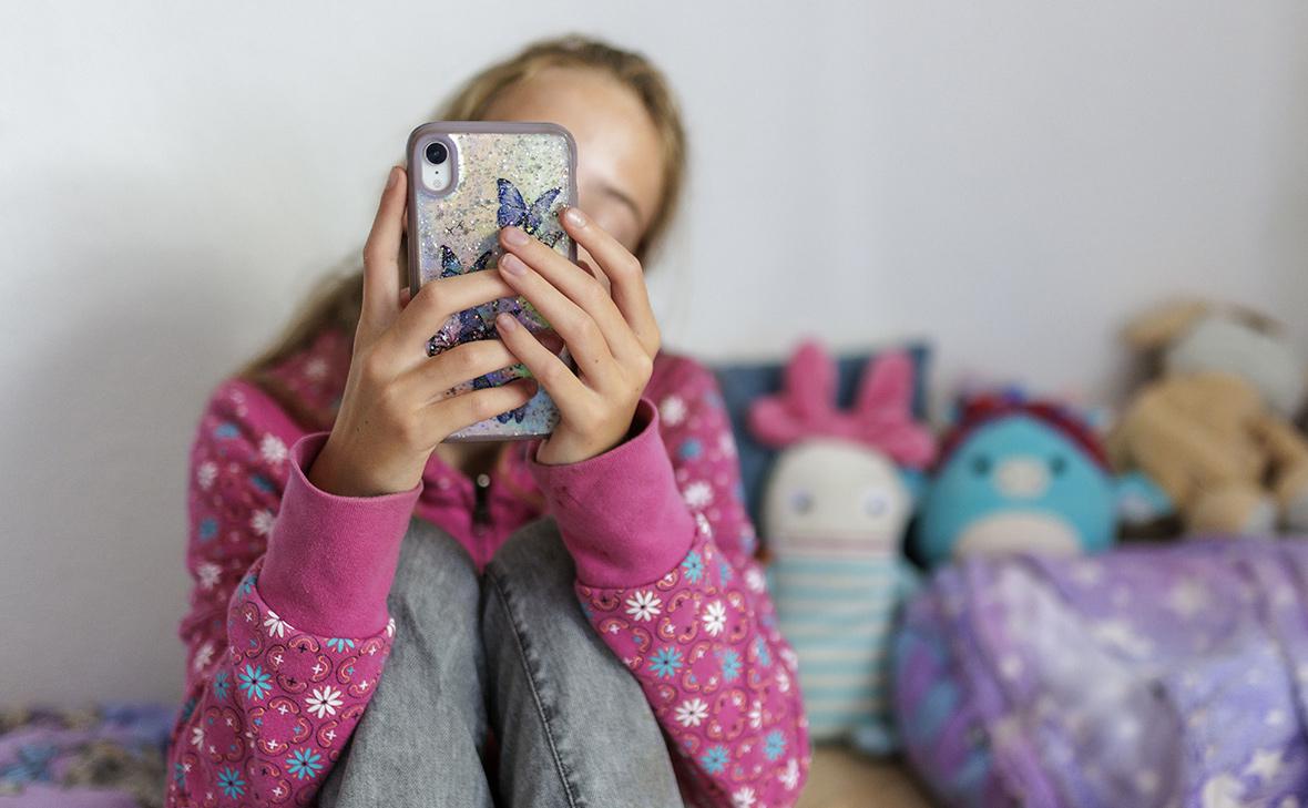 Politico узнало, что ЕС отказался от идеи жесткого запрета соцсетей детям