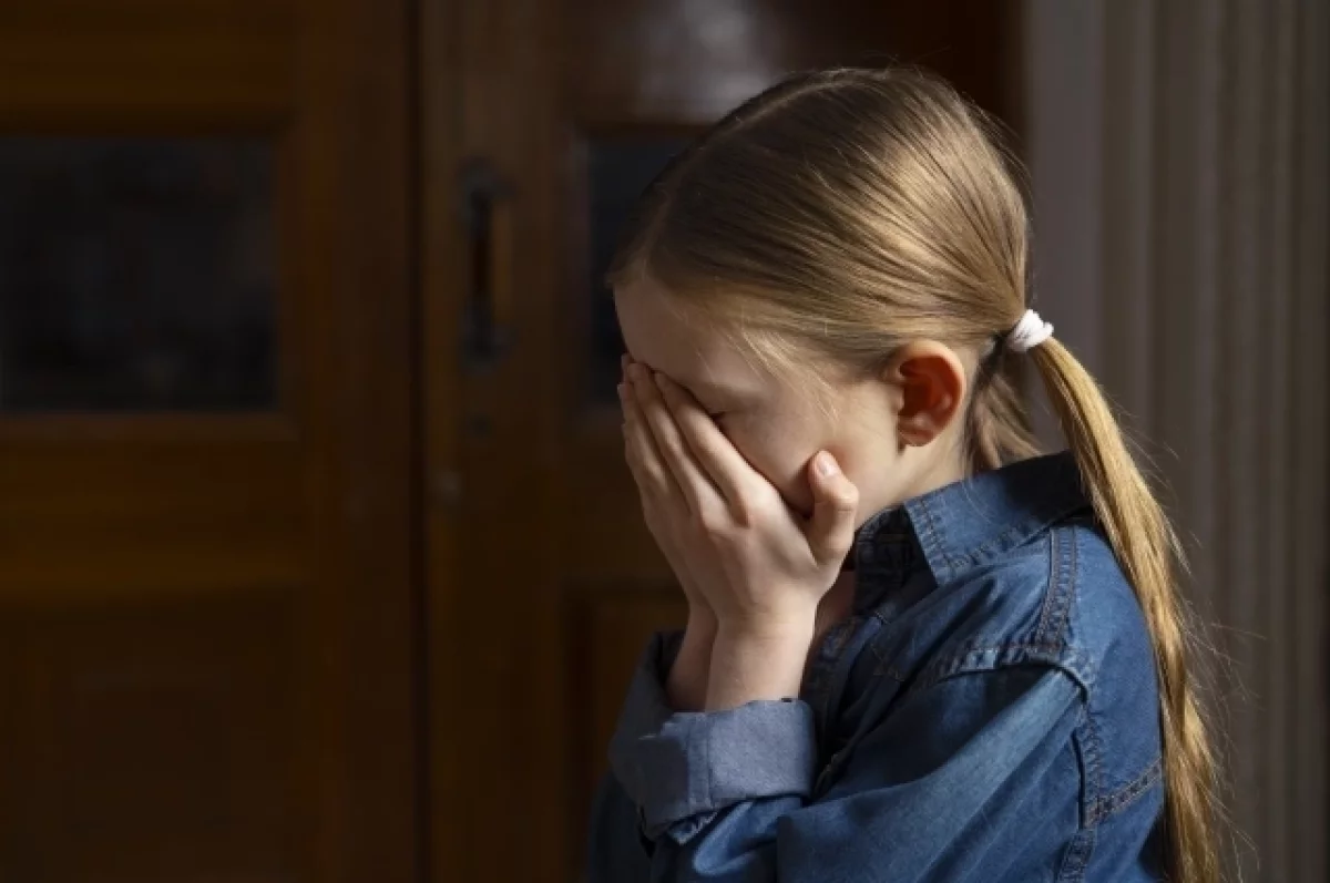 Отчим заманил 5-летнюю падчерицу к себе в комнату чипсами и изнасиловал