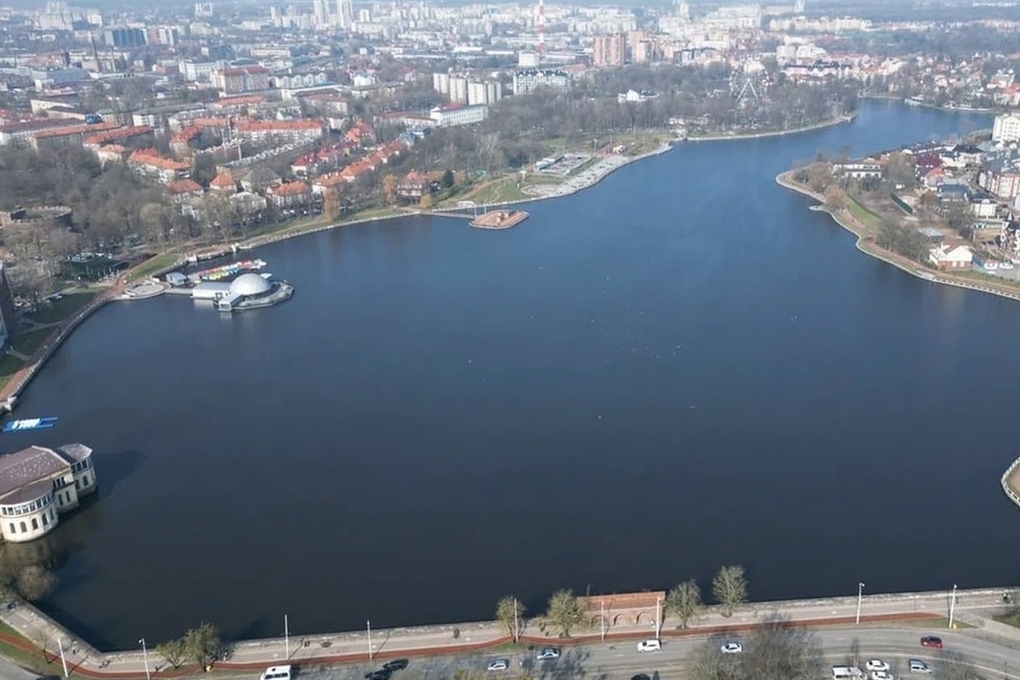 Верхнее озеро в Калининграде очистили от водорослей
