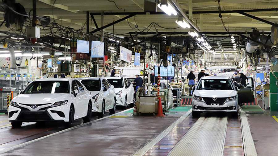 Продажи Toyota упали шестой месяц подряд из-за слабого спроса и цен на бензин
