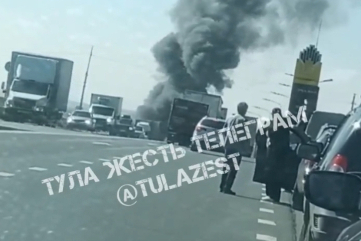 Очевидцы сообщают о пожаре после ДТП на трассе М-2 под Тулой