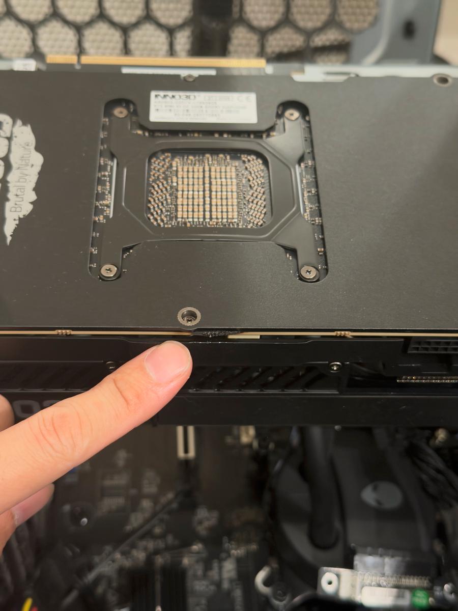 GeForce RTX 5090 загорелась во время работы — и закоптила изнутри корпус Alienware Aurora