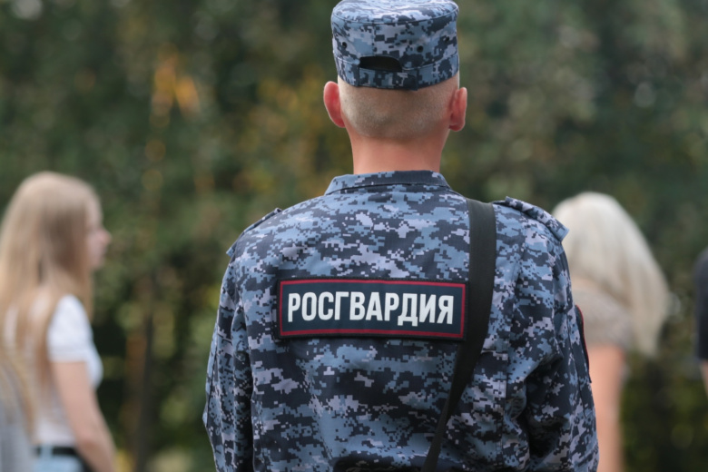 Нетрезвый мужчина разделся в торговом центре и приставал к посетительнице