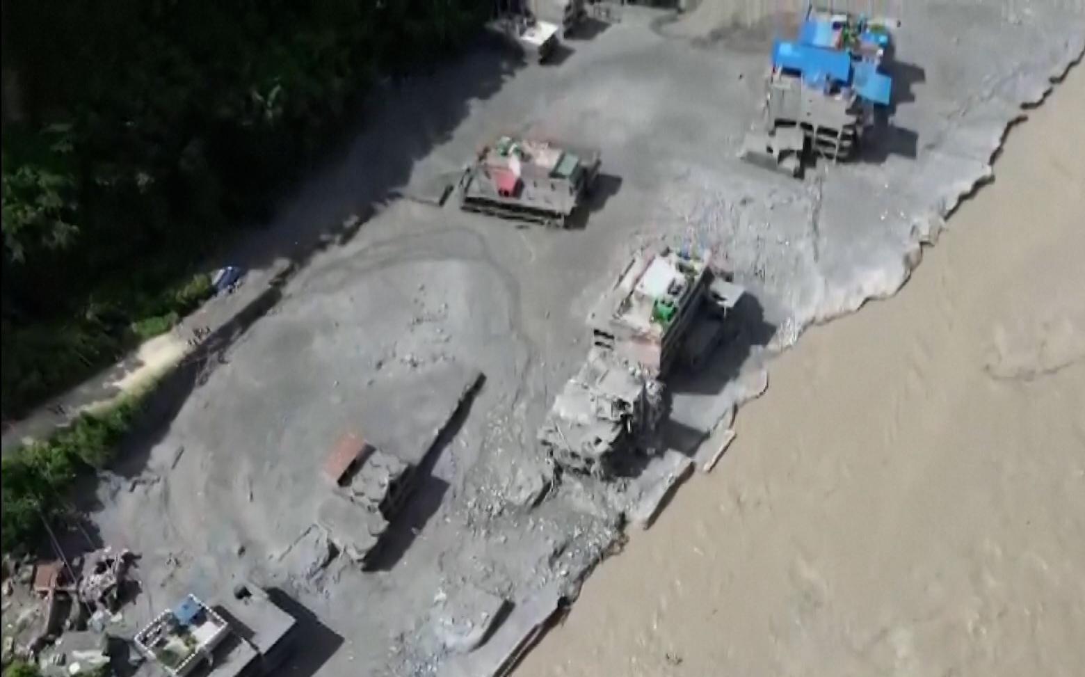Образовавшееся после оползня в Непале озеро вышло из берегов. Видео