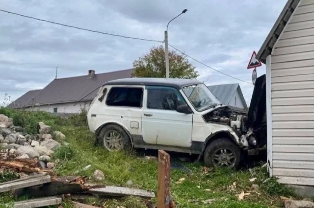 В Карелии легковушка насмерть сбила пешехода и врезалась в жилой дом