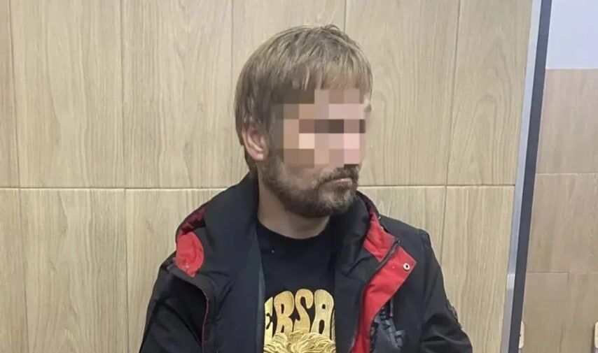 Петербуржец с топором угрожал прохожей и ворвался в магазин