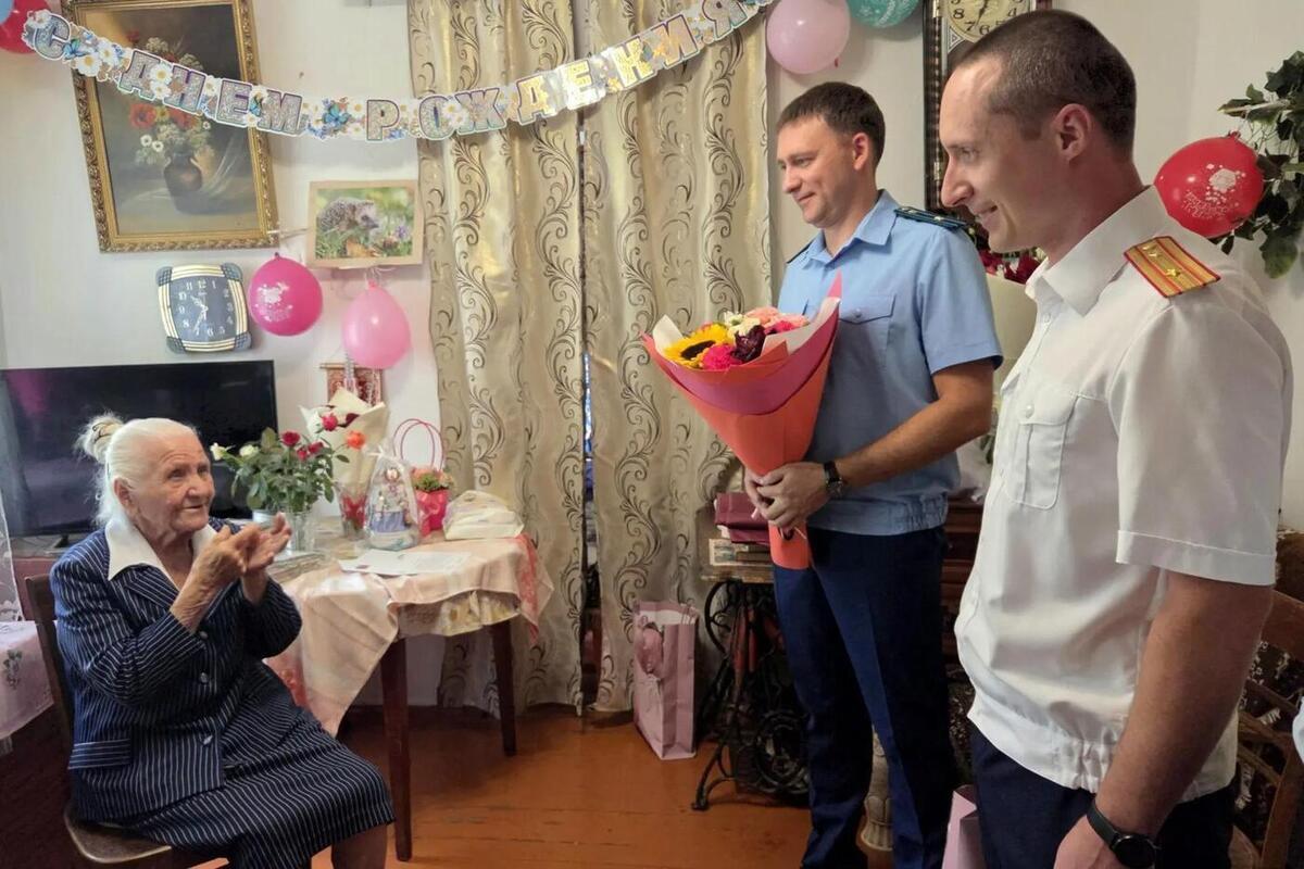 Волгоградские следователи поздравили со 100-летием ветерана Любовь Ткачеву