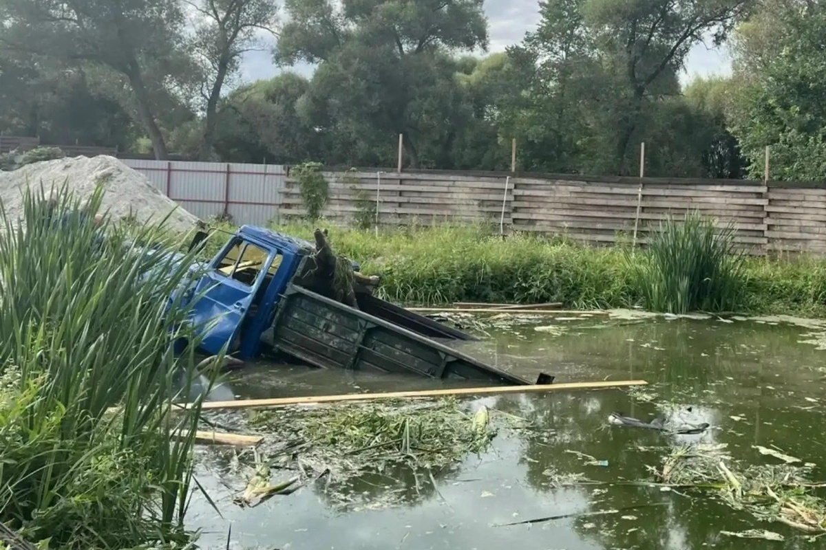 В Курске СК выясняет обстоятельства гибели водителя самосвала в пруду