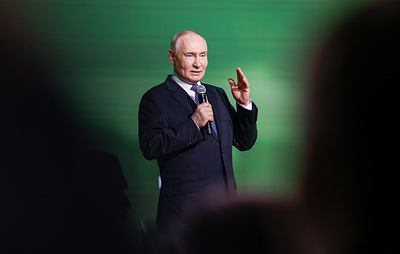 Путин начал осмотр выставки участников конкурса "Знай наших"