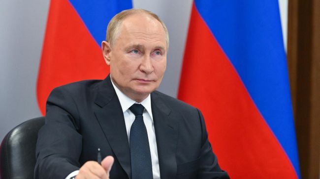 Путин осмотрел выставку конкурса технологических компаний "Знай наших"